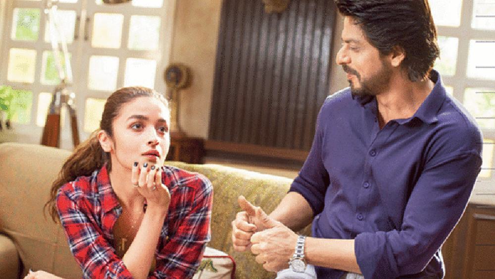 মনোবিদের সঙ্গে সহজ ভাবে কথা বলা যায় কি? কী বলেছিল ‘ডিয়ার জিন্দগি’-র এই দুই কেন্দ্র চরিত্র? 