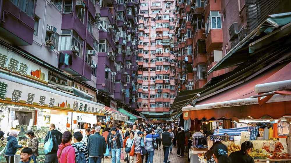 পাঁচটা বাড়ি গায়ে গায়ে জুড়ে তৈরি এই বিশাল আবাসন। ১৮টি তলে ২২৪৩টি ফ্ল্যাট। অন্তত ১০ হাজার মানুষ বাস করেন এই বাড়ির ভিতরে।