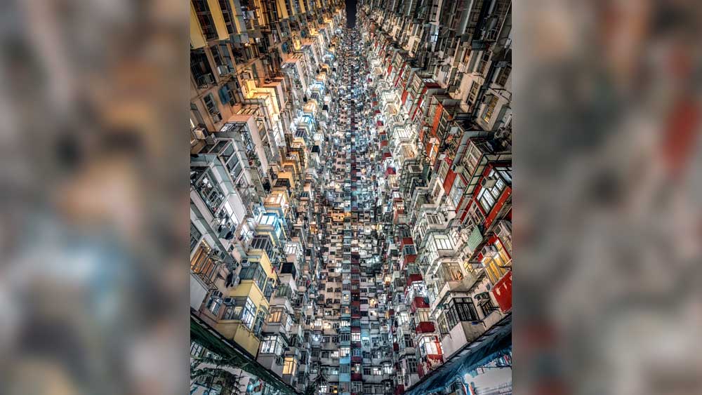 পোশাকি নাম মনস্টার বিল্ডিং। দৈত্যের মতো চেহারা, তাই নামেও দৈত্য। তবে এ নামটুকু ছাড়া এর সঙ্গে ভূত-প্রেত-দত্যি-দানোর কোনও সম্পর্ক নেই।