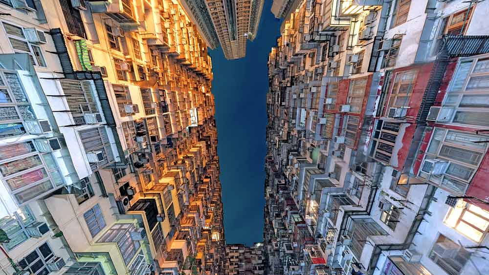 সৌধ নয়। ভুল করেও দৈত্যবাড়িকে সুন্দর বলবেন না কেউ। হংকংয়ের কংক্রিটের জঙ্গলে জান্তব উপস্থিতি ‘মনস্টার’-এর। তার পরও ইনস্টাগ্রামে জনপ্রিয় ‘মনস্টার’-এর ছবি।