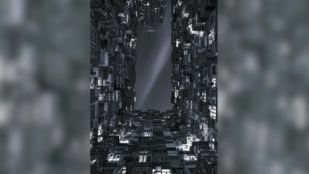 যদিও সিনেমার শ্যুটিং হয়েছে এখানে। দু’টি কল্পবিজ্ঞানের ছবি ‘গোস্ট ইন দ্য শেল’ আর ‘ট্রান্সফরমারস: এজ অফ এক্সটিনশন’-এর দৃশ্যায়ন হয়েছিল মনস্টার বিল্ডিংয়ে। ‘ল্যাবেরিন্থ’ আর ‘কেভ মি ইন’ নামে দু’টি মিউজিক ভিডিয়োও শ্যুট করা হয়েছে। ভূত না থাক, রহস্যময় আবহের প্রয়োজনে রুপোলি পর্দার কলাকুশলীরা ‘মনস্টার’-এর দ্বারস্থ হয়েছেন বহু বার।