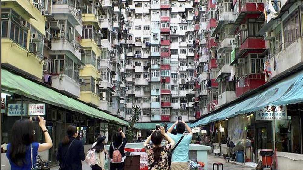এ তো গেল চলচ্চিত্রের কথা। ‘মনস্টার’ সাধারণ চিত্রগ্রাহকদেরও একই ভাবে আকর্ষণ করে চলেছে। পর্যটকদের অত্যাচারে তিতিবিরক্ত দৈত্যবাড়ির বাসিন্দারা তাই বাড়ির বাইরে নোটিস ঝুলিয়েছেন— ‘ছবি তুলতে হলে ভিতরে ঢুকবেন না’।