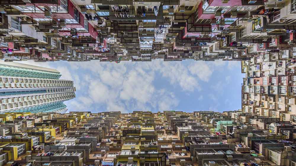 সরকারি খাতায় অবশ্য ‘মনস্টার’-এর কোনও অস্তিত্ব নেই। ওই নামের কোনও বাড়িই নেই হংকংয়ে। সরকারি নথিতে বিশাল বাড়িটি নেহাৎই পাঁচটি ভবন নিয়ে তৈরি একটি আবাসন। ‘মনস্টার’ আসলে ডাক নাম। দৈত্যবাড়িকে ওই নাম দিয়েছেন হংকং-য়ের মানুষ। গোটা পৃথিবীতে যা এখন ওই নামেই পরিচিত।