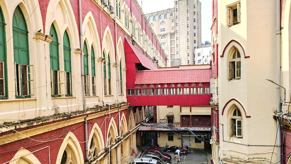 এই বাড়ির এখানে-ওখানে ছড়িয়ে রয়েছে গল্পের পর গল্প।