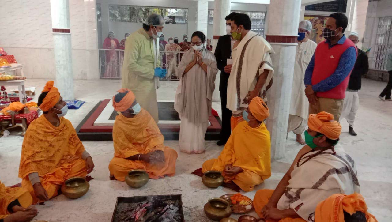 গত বছর শিবযজ্ঞ মন্দিরে পুজো দেন মুখ্যমন্ত্রী মমতা বন্দ্যোপাধ্যায়। মন্দিরের উন্নয়নে এক কোটি টাকা অনুদানের ঘোষণাও করেন মুখ্যমন্ত্রী।