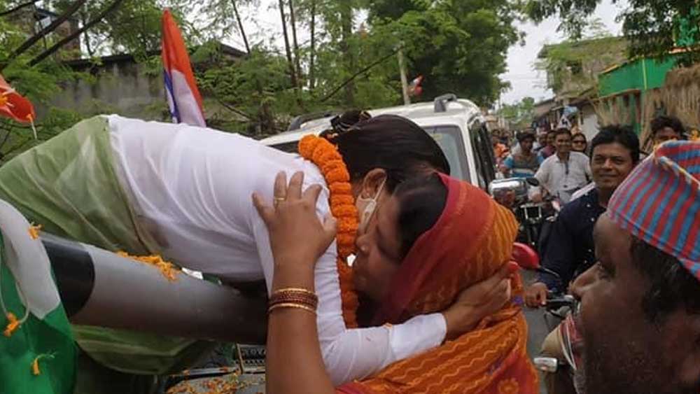 ব্রজকিশোরের প্রচারে গিয়ে ভোটারদের সঙ্গে ঘনিষ্ঠ মহুয়া 