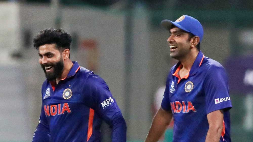 জ্বলে উঠলেন দলের বোলাররা। পাঁচ বছর পরে খেলতে নেমে দুরন্ত বল করলেন রবিচন্দ্রন অশ্বিন। যোগ্য সঙ্গত দিলেন শামি, বুমরারা।