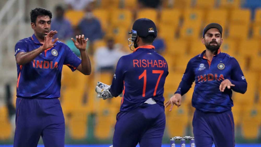 এই জয়ের ফলে বিশ্বকাপে প্রথম জয় পেল ভারত। সেই সঙ্গে সেমিফাইনালে যাওয়ার সুযোগ এখনও থাকল কোহলীদের।