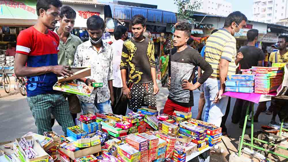  বাজি-গড়: উত্তর থেকে দক্ষিণ, শহরের সর্বত্র প্রকাশ্যেই বিক্রি হচ্ছে নানা ধরনের আতশবাজি। মুচিবাজারে চলছে কেনাবেচা।