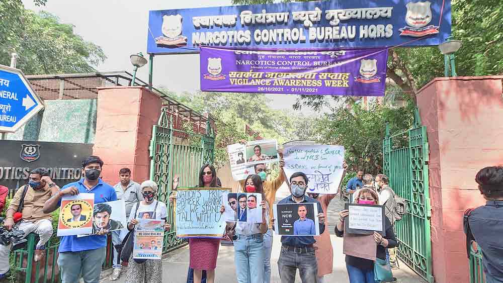 প্রশ্ন: এনসিবি কর্তার প্রতি সরকারের তোপ কেন? প্রতিবাদী জমায়েত, দিল্লি, ২৬ অক্টোবর। 