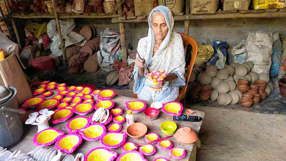 এক মনে প্রদীপ তৈরি, কালনায়। 