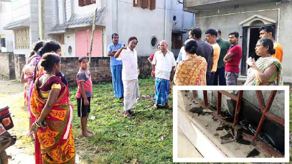 আতঙ্কিত এলাকাবাসী। ইনসেটে ভাঙা জানলার কাচ। ছবি: তাপস ঘোষ