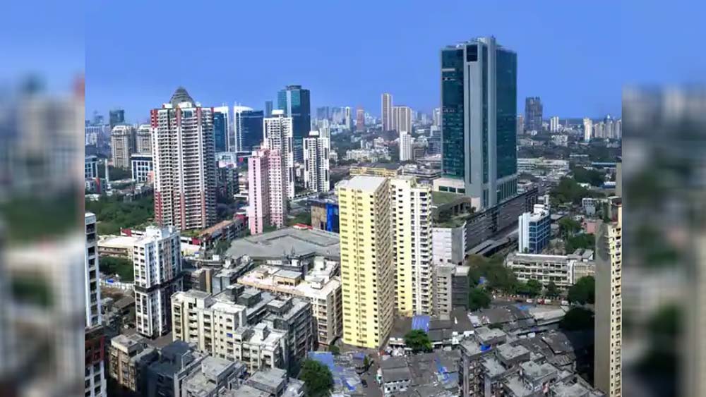 এর পর ছেলের সঙ্গে মুম্বইয়ের রাস্তায় ব্যাগ বিক্রি করতে শুরু করেন। রাস্তায় রাস্তায় ব্যাগ বিক্রি করেই সংসার চালাতে শুরু করেন তিনি। ২০১২ সালে একটি সংস্থা গড়ে তোলেন তুষার।