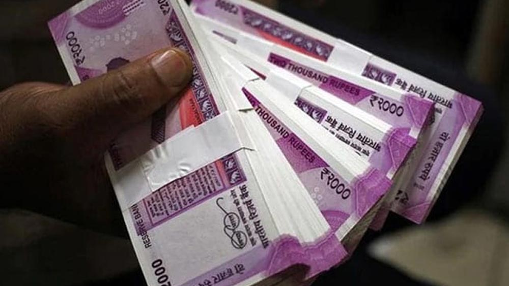 ১৯৯২ সালে হর্ষদ মেহতার শেয়ার কেলেঙ্কারির শিকার হয়েছিলেন কয়েক হাজার মানুষ। তাঁদেরই এক জন ছিলেন ঝাড়খণ্ডের ব্যবসায়ী মুলচাঁদ জৈন। সব হারিয়ে পরিবার নিয়ে পথে বসেছিলেন তিনি। তাঁরই ছেলে তুষার।