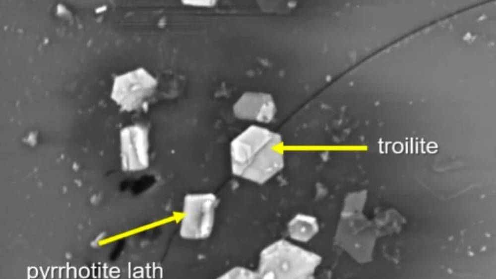 সেই কাচের টুকরো যাতে মিলেছে পৃথিবীর বাইরের ভিন্‌ মুলুকের পদার্থ। ছবি- ‘জিওলজি’ জার্নালের সৌজন্যে।