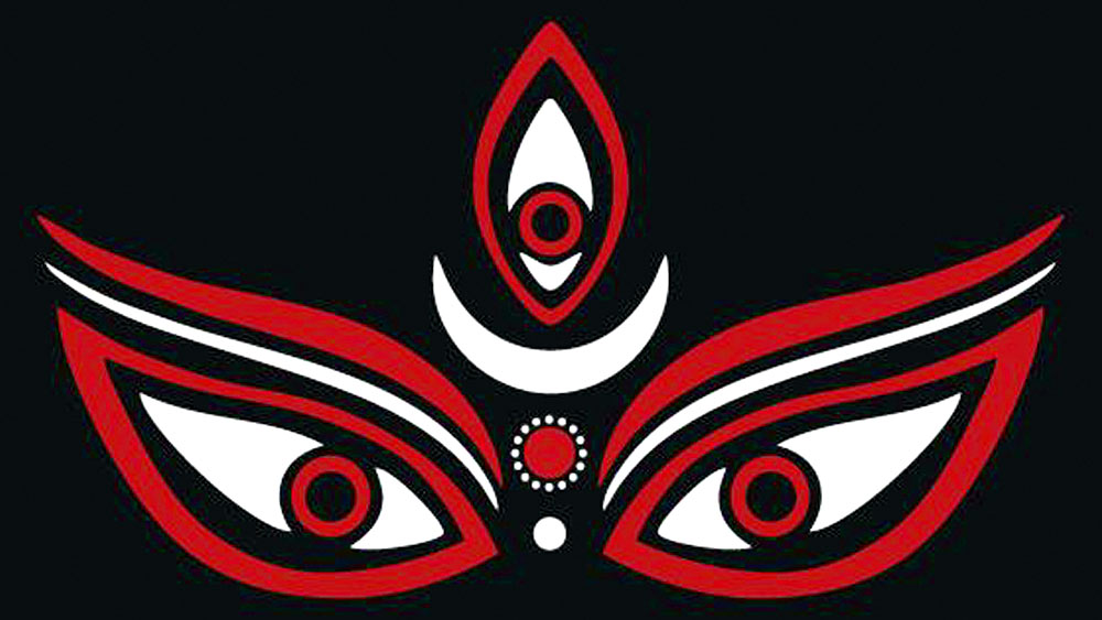 দেবী ত্রিনয়না। এই তিন নয়ন চন্দ্র, সূর্য ও অগ্নির প্রতীক। এর দ্বারা তিনি অখিল জগৎকে দর্শন করে চলেছেন। তা ছাড়া, তিনি তিন কালের অর্থাৎ ভূত, ভবিষ্যৎ ও বর্তমানের দ্রষ্টা। তিনি সেই কারণেও ত্রিনয়না।