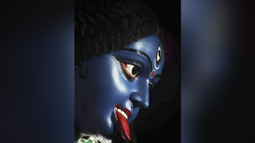 দেবীর জিহ্বা দংশনের পিছনেও রয়েছে গভীর ব্যঞ্জনা। তাঁর জিহ্বা লেলিহান ও রক্তবর্ণ। শ্বেতদন্তে তিনি রসনাকে দংশন করে রয়েছেন। রক্তবর্ণ লোল জিহ্বা রজোগুণের প্রতীক। আর শুভ্র দন্ত সত্ত্বগুণের পরিচায়ক। দেবী প্রথমে রজোগুণ দ্বারা তমোগুণকে নাশ করেন। পরে সত্ত্বগুণের দ্বারা রজোগুণেরও লোপ ঘটান।