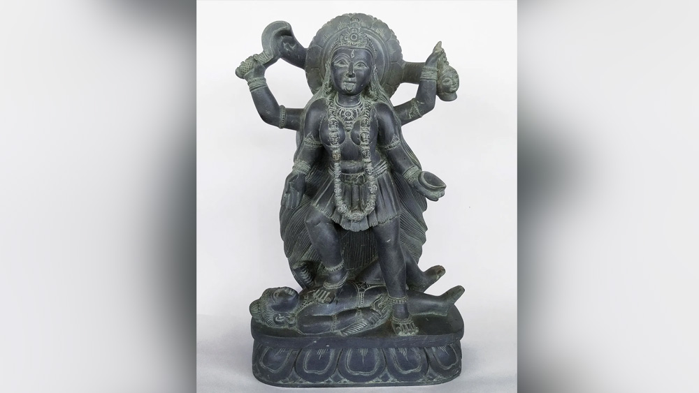 তন্ত্র মতে কালী মূর্তি দুই প্রকারের— ‘আলীঢ়পাদা’ ও ‘প্রত্যালীঢ়পাদা’। অর্থাৎ, দেবীর বাম পা অগ্রবর্তী হলে তিনি ‘আলীঢ়পাদা’। দক্ষিণ পা অগ্রবর্তী হলে তিনি ‘প্রত্যালীঢ়পাদা’। এর অর্থ তিনি এক পা অতীতে ও এক পা ভবিষ্যতে রেখে কালের অধিষ্ঠাত্রী হিসেবে অবস্থান করছেন।