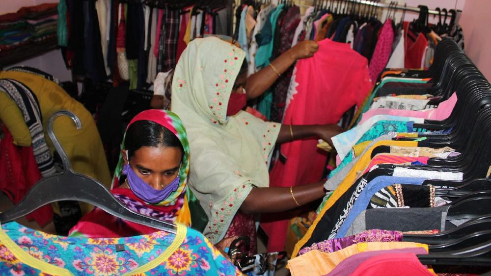 এক টাকায় ওই পোশাক পাওয়া যাচ্ছে বেঙ্গালুরুতে। পোশাক জোগাবে এক ‘পোশাক ব্যাঙ্ক’। বেঙ্গালুরুতেই সেই ‘ব্যাঙ্ক’-এর দফতর। তবে ‘ব্যাঙ্ক’-এর দরজা খোলে সপ্তাহে এক বার। রবিবার।