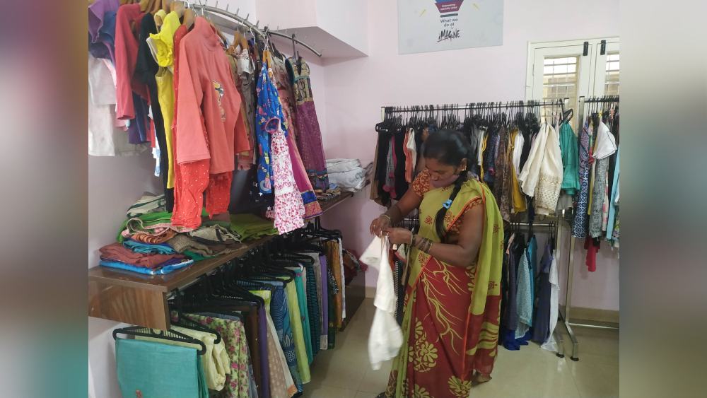 নাম ‘ইমাজিন ক্লোদ ব্যাঙ্ক’। ‘ক্লোদ ব্যাঙ্ক’  আসলে কোনও ব্যাঙ্ক নয়, একটি দোকান। দোকানটি পরিচালনা করে বেঙ্গালুরুর একটি স্বেচ্ছাসেবী সংস্থা।