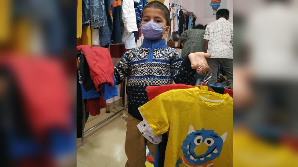 পুরদস্তুর জামা কাপড়ের দোকানের মতোই সব বয়সের মানুষের ভাল জামা কাপড় পাওয়া যায় ইমাজিনে। তবে এই দোকানে সব পোশাকেরই এক দাম। এক টাকা।