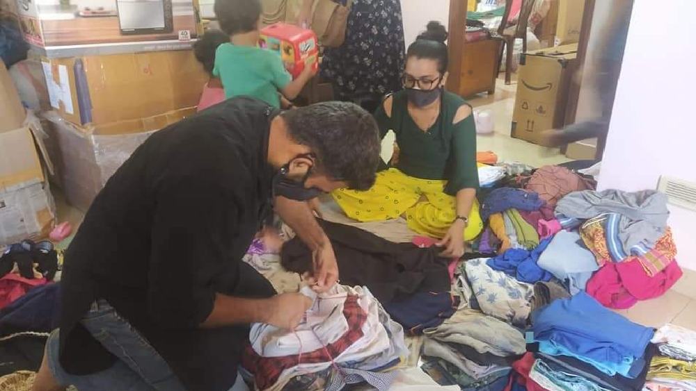 ঝোঁকের মাথায় পোশাক কিনে ফেলার স্বভাব অনেকেরই থাকে। বেহিসেবে কেনা সেই পোশাক অনেক সময় গায়েও ওঠে না। দীর্ঘদিন পরে থেকে থেকে এক সময় বাতিল হয়ে যায়। ‘ইমাজিন’-এর স্বেচ্ছাসেবীরা বাড়ি বাড়ি ঘুরে সেই সব আনকোরা পোশাক সংগ্রহ করেন। আকার এবং বয়স অনুযায়ী সাজিয়ে রাখেন দোকানে। সপ্তাহান্তে সেই পোশাক কেনার সুযোগ তাঁরা পান, যাঁদের সত্যিই প্রয়োজন।