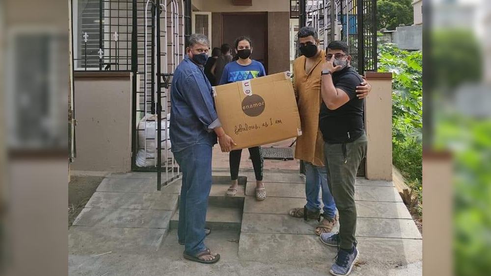 পোশাক বিক্রির টাকাও সংস্থাটি নেয় না। ওই টাকা কাজে লাগানো হয় দুঃস্থ পরিবারের সন্তানদের শিক্ষা এবং তাঁদের চিকিৎসা খাতে গড়া তহবিলে।