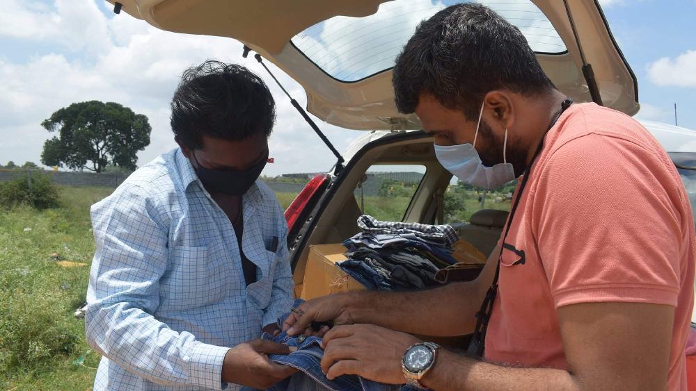  প্রত্যেকেই কর্পোরেট সংস্থার কর্মী। তবে সেই কাজ সামলে তাঁরা সময় দেন সংস্থাকে। মেলিশা জানিয়েছেন, প্রতি সপ্তাহে গড়ে ১৫০টি পরিবার আসে তাঁদের দোকানে।