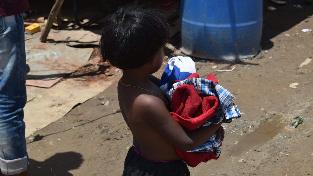  ইদানীং পোশাকের সঙ্গে বিছানার চাদর, পর্দা, তোয়ালেও রাখা থাকে। মেলিশা বলেছেন, ‘‘প্রথমে পর্দা রাখার ব্যাপারে দ্বিধায় ছিলাম। মনে হয়েছিল পর্দা তো ঘর সাজানোর কাজে ব্যবহার হয়। আর আমরা যাঁদের কথা ভাবছি, তাঁদের কাছে ঘর সাজানো বাহুল্য নয় কি! কিন্তু দেখলাম, এক টাকায় সেই পর্দাও বিক্রি হচ্ছে। বুঝলাম, একটা দরিদ্র পরিবারে পর্দা কত গুরুত্বপূ্র্ণ।’’