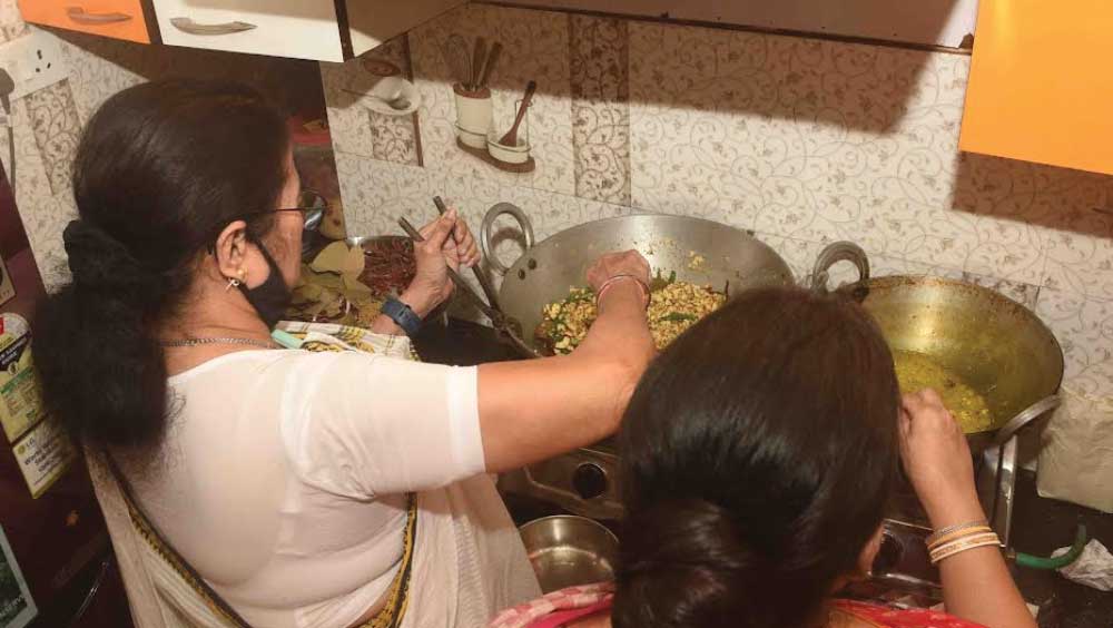 ভোগ রান্নায় ব্যস্ত মমতা বন্দ্যোপাধ্যায়। 