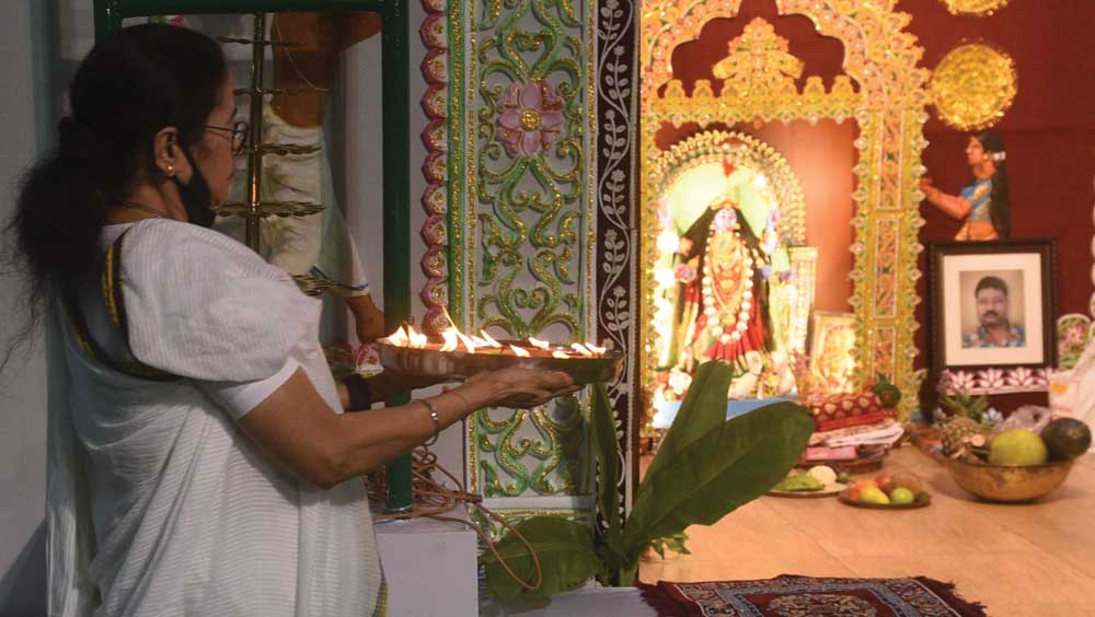 পুজোর আয়োজনে সমস্ত খুঁটিনাটিতেই তাঁর নজর। 