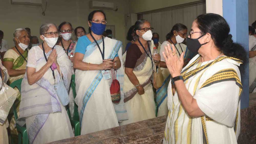 আমন্ত্রিতদের সঙ্গে আলাপচারিতায় মুখ্যমন্ত্রী। 