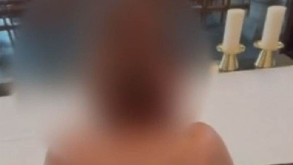 ভিডিয়ো ফুটেজের একটি দৃশ্যে প্রার্থনা মঞ্চ দৃশ্যমান। 