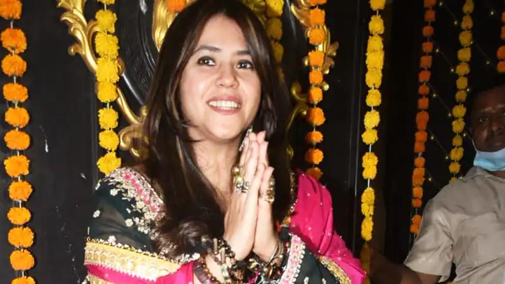 একতা কপূর: দীপাবলিতে একতার বাড়িতে চাঁদের হাট। ছোট থেকে বড় পর্দা— অতিথি তালিকা থেকে বাদ পড়েন না কোনও তারকাই। এ বছরও সে নিয়মের অন্যথা হয়নি।