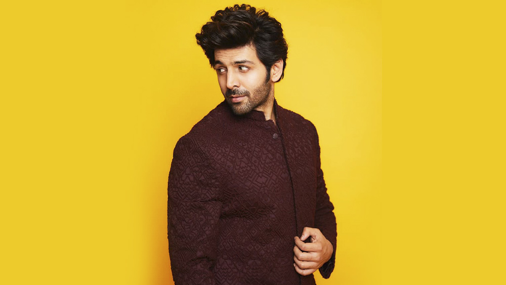 কার্তিক আরিয়ান: বেগুনি রঙা জমকালো পাঞ্জাবিতে সেজে উঠেছেন কার্তিক। সঙ্গে মানানসই কালো পাটিয়ালা প্যান্ট। ঝকঝকে হাসিতে উজ্জ্বল ‘লভ আজ কাল ২’-এর নায়ক।