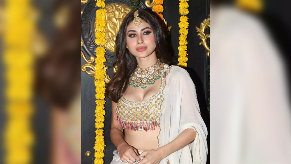 মৌনী রায়: একতার বাড়িতে উৎসব আর মৌনী থাকবেন না! তা-ও কি হয়? জিতেন্দ্র-কন্যার হাত ধরেই অভিনয়ের জগতে পা রাখেন মৌনী। দীপাবলির সন্ধ্যায় ফিকে গোলাপি লেহঙ্গা-চোলিতে ঝলমলিয়ে বন্ধুর বাড়িতে হাজির বঙ্গ-তনয়া।