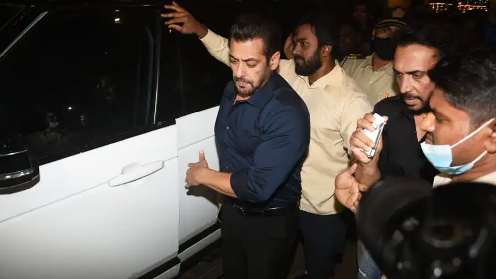 সলমন খান: একতার বাড়িতে অতিথি হয়ে এসেছিলেন সলমন। তবে উৎসবের সাজে নয়, সাদামাঠা শার্ট এবং জিনসেই দেখা গেল ‘টাইগার’কে।