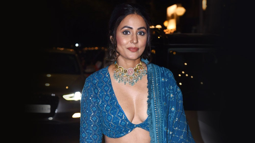 হিনা খান: নীল রঙা লেহঙ্গা, ‘সাহসী’ ব্লাউজে জমজমাট পার্টির জন্য তৈরি পর্দার ‘কমলিকা’। গাড়ি থেকে নেমেই চিত্রগ্রাহকদের ক্যামেরার সামনে।