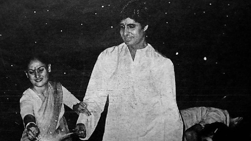 অমিতাভ বচ্চন: আলোর উৎসবে আলোর স্মৃতি হাতড়েছেন বিগ বি। ফিরে গিয়েছেন অতীতে। স্ত্রী জয়া বচ্চনের সঙ্গে বাজি পোড়ানোর সাদা-কালো ছবি পোস্ট করে অনুরাগীদের দীপাবলির শুভেচ্ছা জানালেন অমিতাভ।