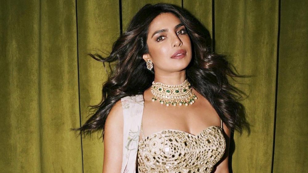 প্রিয়ঙ্কা চোপড়া: আপাতত দূর দেশে। তুমুল ব্যস্ততায় ঘেরা। উৎসবে ঘরে ফেরার উপায় নেই। অগত্যা আমেরিকায় বসেই বাড়ির আমেজ ফেরালেন প্রিয়ঙ্কা। ভারী গয়না আর জমকালো কাজের লেহঙ্গা-চোলিতে উজ্জ্বল ‘দেশি গার্ল’।