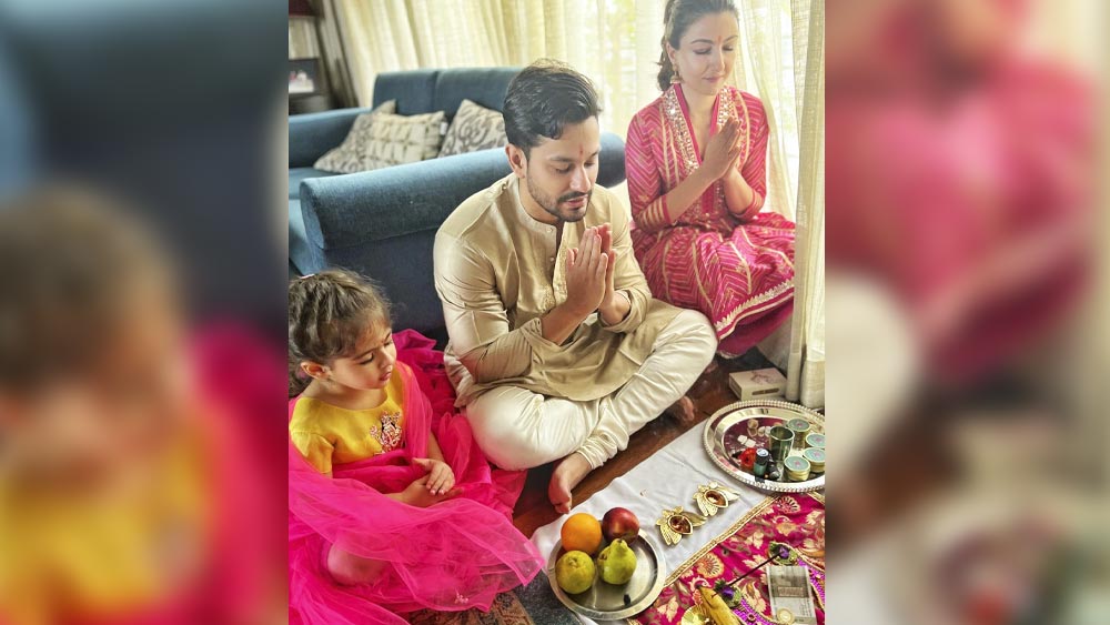 সোহা আলি খান: মেয়ে ইনায়া এবং স্বামী কুণাল খেমুকে পাশে নিয়ে ঈশ্বরের আরাধনা করেছেন শর্মিলা-কন্যা।
