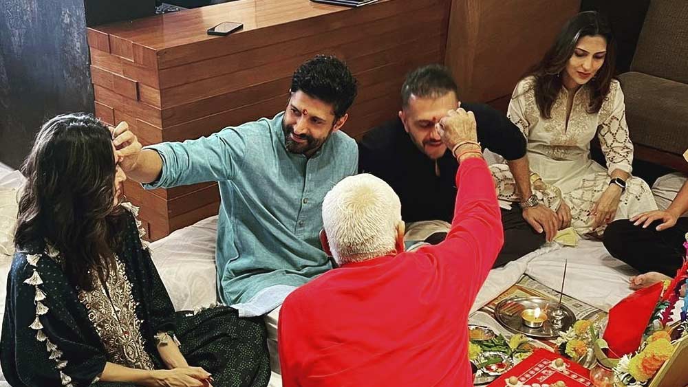 ফারহান আখতার: সোহার মতো ফারহানও কাছের মানুষদের ঘেরাটোপে। প্রেমিকা শিবানি ডান্ডেকরও রয়েছেন সঙ্গে।