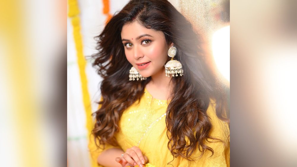 কে বলে বাসন্তী শুধু সরস্বতী পুজোর রং? হেমন্তে আলোর উৎসবেও যে এ রঙেই আসর মাতিয়ে দেওয়া যায়, দেখিয়ে দিলেন ঋতাভরী চক্রবর্তী। হাতের সরায় কমলা-হলুদ গাঁদা ফুল। আগুন-রঙা সাজে ইনস্টাগ্রামে ছবি দিলেন নায়িকা।