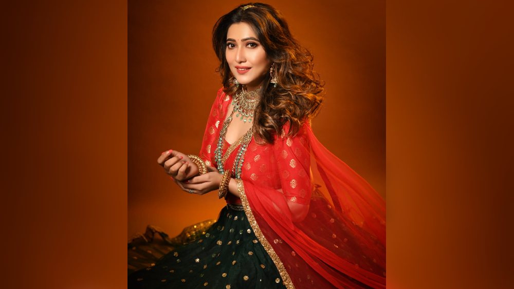 লেহঙ্গা চোলিতে ঝলমলিয়ে উঠেছেন অভিনেত্রী সম্পূর্ণা লাহিড়ীও। লাল-কালোর যুগলবন্দিতে আভিজাত্যের ছোঁয়া। জমকালো সেই সাজেই এ বারের দীপাবলিতে ‘সম্পূর্ণা’ তিনি।