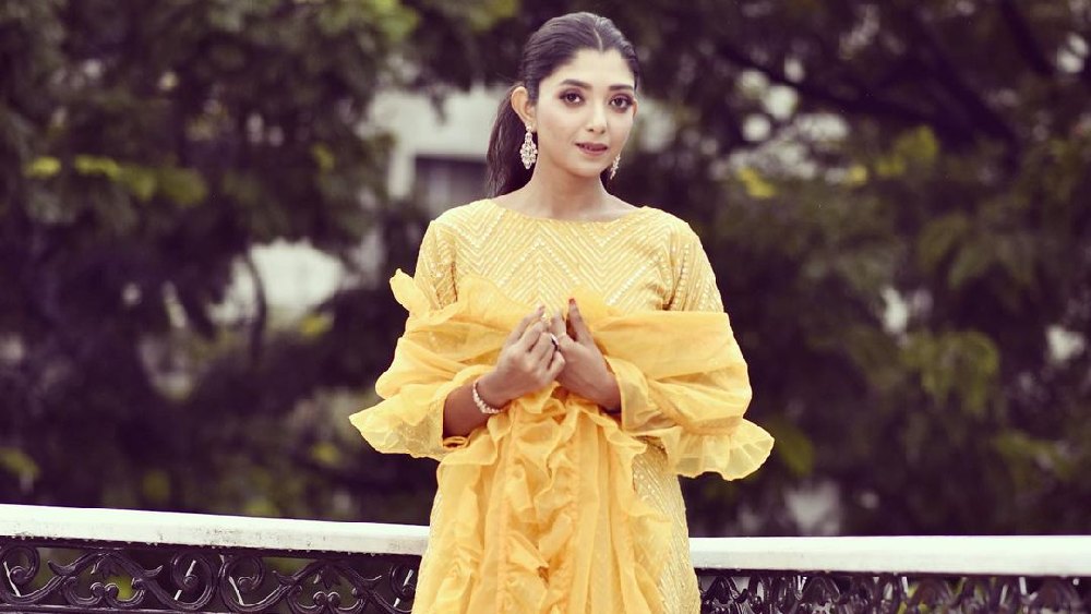 বিয়ের পরে প্রথম দীপাবলি। হলুদ রঙের পোশাকে, হাল্কা সাজে ছবি দিলেন দেবলীনা কুমার। সঙ্গে দিলেন মঙ্গল কামনার বার্তা।