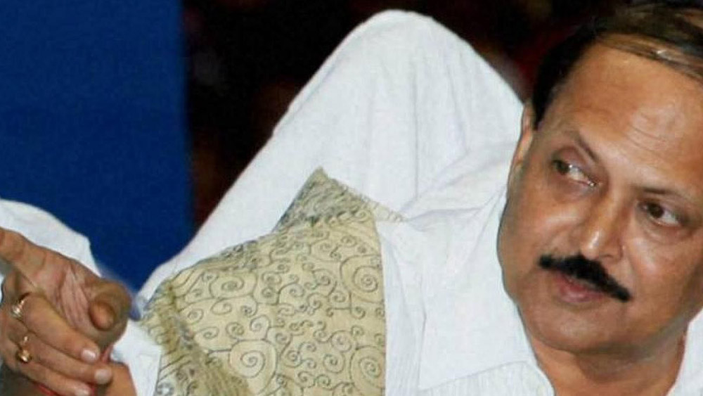 সুব্রতর জন্ম হয়েছিল শহরতলিতে। ১৯৪৬ সালের ১৪ জুন, বজবজ এলাকার সারেঙ্গাবাদে। তবে মফস্‌সলের গণ্ডি ছাড়িয়ে কলকাতার বৃহৎ পরিসরেও অনায়াসে নিজেকে খাপ খাইয়ে নিয়েছিলেন তিনি।