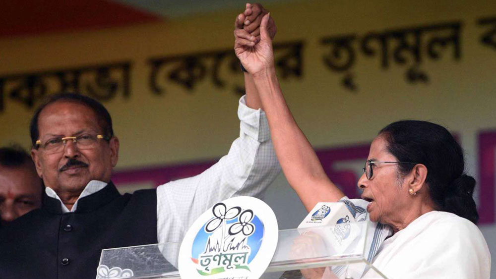 জয়ের পাশাপাশি হারের মুখও দেখেছেন। ১৯৭৭ সালের ভোটে কংগ্রেসের শোচনীয় পরাজয়ের সময় হেরে যান সুব্রতও। পরে দলবদল করে যোগ দেন সে সময়কার তরুণ তুর্কি মমতা বন্দ্যোপাধ্যায়ের তৃণমূলে। সালটা ছিল ২০০০। সে বছরই কলকাতার পুরভোটে কংগ্রেসের বিধায়ক পদ ধরে রেখেই ৮৭ নম্বর ওয়ার্ড থেকে তৃণমূলের প্রতীকে ভোটে দাঁড়ান। জিতে কলকাতার মেয়র হন তিনি। ২০০১ সালে ফের বিধায়ক হয়েছিলেন সুব্রত, তৃণমূলের টিকিটে লড়ে। ২০০৪ সালে লোকসভা ভোটে হেরে যান কলকাতা উত্তর-পশ্চিম কেন্দ্রের লড়াইতে।