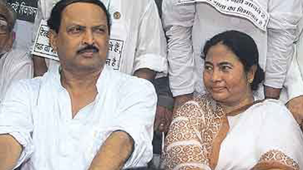 তৃণমূলের সঙ্গে সুব্রতর সম্পর্ক সব সময় যে মধুর ছিল, তা বলা যাবে না। ২০০৫ সালে দলনেত্রী মমতা বন্দ্যোপাধ্যায়ের সঙ্গে বিরোধের জেরে তৃণমূল ছেড়ে পৃথক মঞ্চ গড়েন সুব্রত। এক সময় কংগ্রেসেও ফিরে গিয়েছিলেন। তবে প্রত্যাবর্তনও করেছিলেন তৃণমূলে। ২০০৮ সালে কংগ্রেসে থাকাকালীন সিঙ্গুরে মমতার ধর্নামঞ্চে যোগ দিয়ে অনেককেই চমকে দেন তিনি। এর বছর দুয়েক পর ২০১০-এ কংগ্রেস ছেড়ে তৃণমূলে ফেরেন। আমৃত্যু সে দলেই ছিলেন সুব্রত।