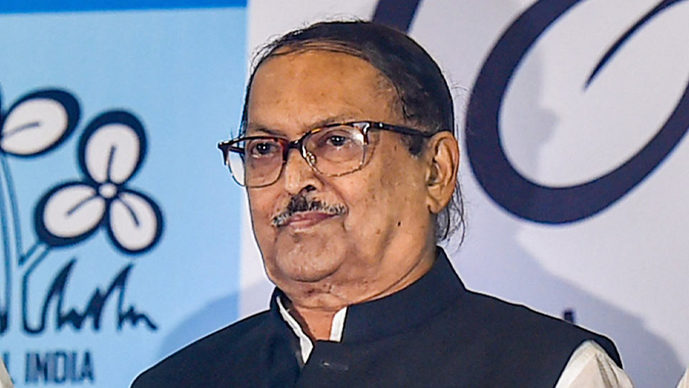 কালীপুজোর রাতে পঞ্চায়েতমন্ত্রী সুব্রত মুখোপাধ্যায়ের প্রয়াণে অবসান হল রাজ্য রাজনীতির এক সোনালি অধ্যায়ের। আলোর উৎসবের মাঝে রাজনীতির আঙিনায় নেমে এল বিষাদের ছায়া।