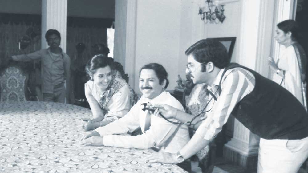 আমিই ছিলাম ওঁর প্রথম নায়িকা, বিশেষ লেখা লিখলেন মুনমুন সেন